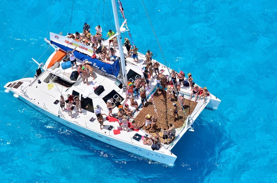 Vue aérienne d'une boat party sur la Costa Brava